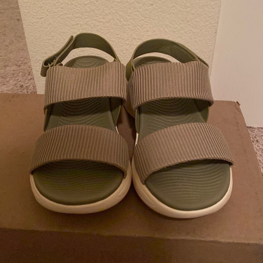 Green color platform shoes with size 6.5
